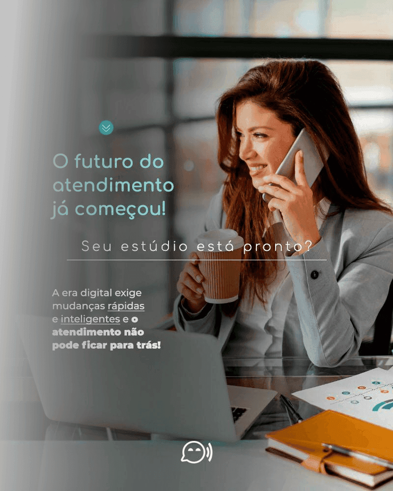 Profissional em casa dando atenção para o filho enquanto a Aiah está cuidando do atendimento