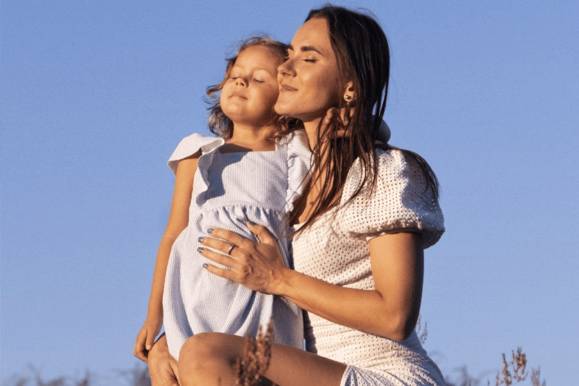 Profissional em casa dando atenção para o filho enquanto a Aiah está cuidando do atendimento