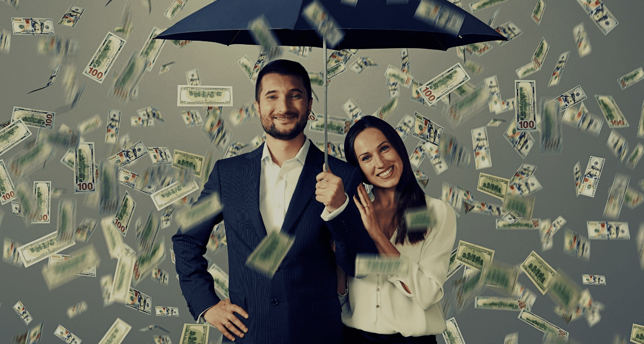 Profissional feliz porque conseguiu um bom negócio