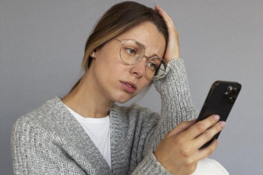 Profissional precisando responder clientes em casa, depois do expediente